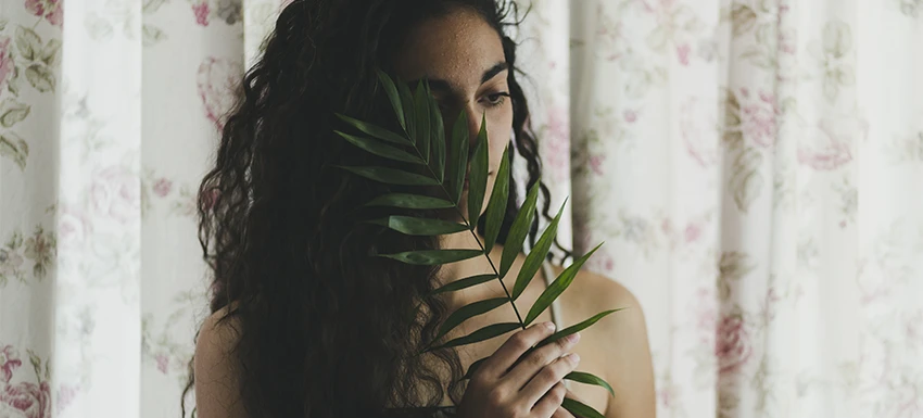 persona con planta sobre el rostro